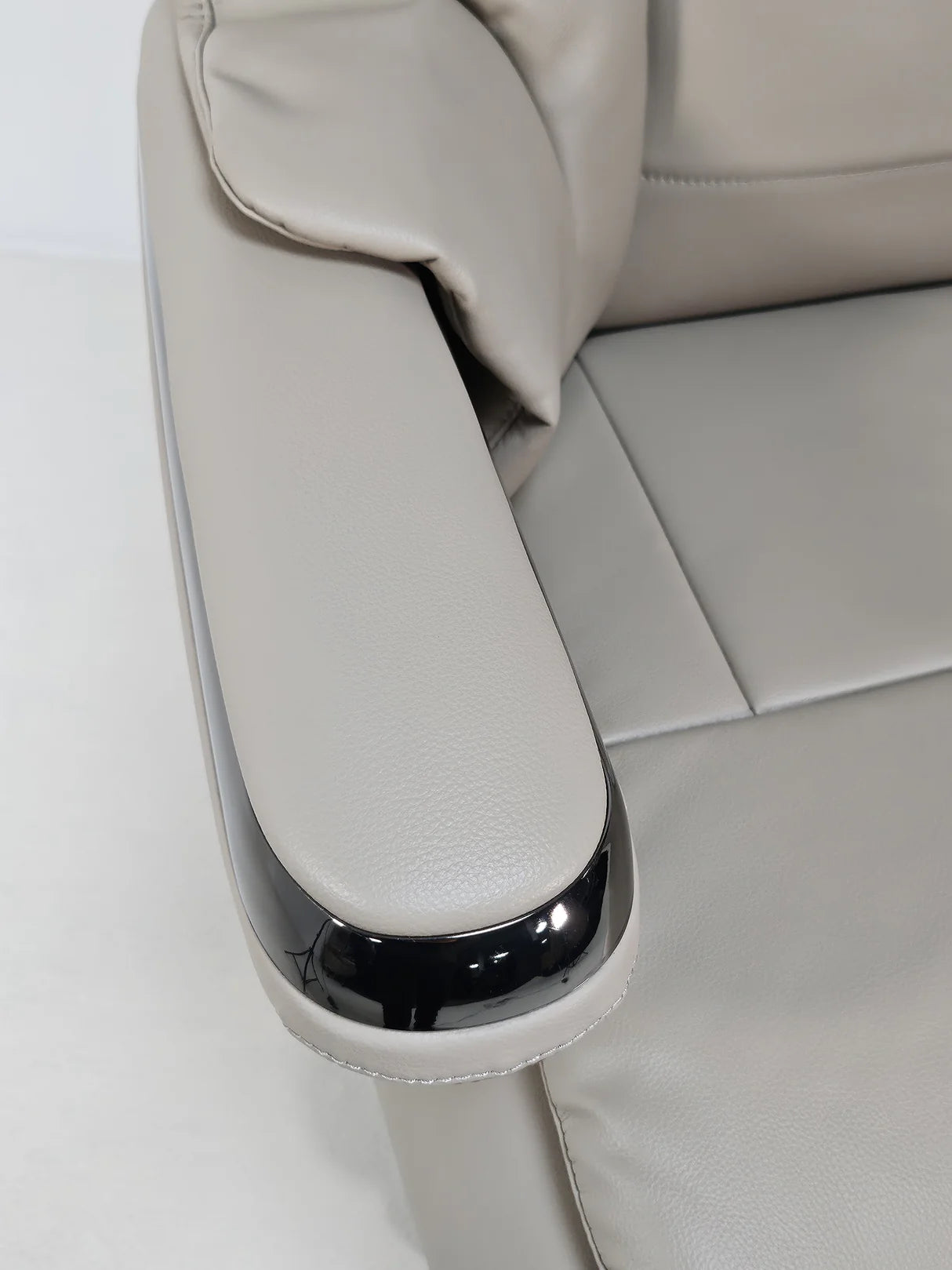 كرسي جلدي مصنوع حسب الطلب