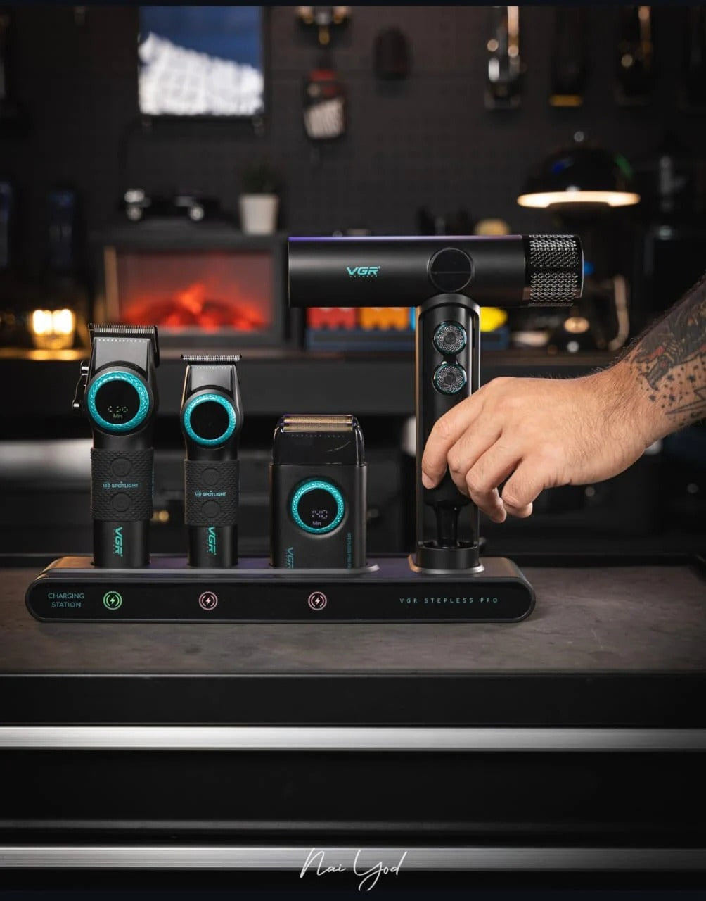 مستر سوبر باور - مجموعة الحلاقة المتكاملة للمحترفين من 4 أدوات بقابض سلس